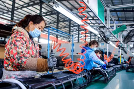 Công nhân làm việc tại một nhà máy ở tình Hồ Bắc, Trung Quốc. (Nguồn: THX) 