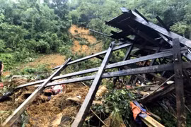 Hiện trường vụ sạt lở làm 3 cháu nhỏ tử vong ở Tuyên Quang. (Ảnh: TTXVN phát)
