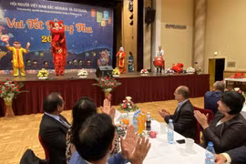 Màn múa lân trong Tết Trung Thu truyền thống Việt Nam ở Ostrava. (Ảnh: Hồng Kỳ/TTXVN)