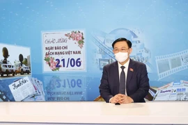 Chủ tịch Quốc hội Vương Đình Huệ thăm trường quay của Kênh Truyền hình Quốc hội. (Ảnh: Doãn Tấn/TTXVN)