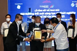 Trao giải xuất sắc nhất cho doanh nghiệp khởi nghiệp đổi mới sáng tạo STAR GLOBAL 3D. (Ảnh: Tiến Lực/TTXVN)