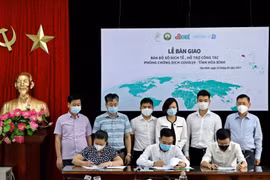 Ký kết bàn giao bản đồ số dịch tễ phòng chống COVID-19 giữa đại diện tỉnh Hòa Bình với Công ty Cổ phần Tập đoàn đầu tư Phúc Hưng. (Ảnh: Thanh Hải/TTXVN) 