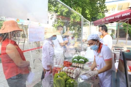 Điểm bán hàng lưu động cung cấp các mặt hàng thiết yếu giúp người dân yên tâm hơn trong việc phòng, chống COVID-19. (Ảnh: Hoàng Hiếu/TTXVN) 