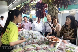 Sản phẩm bánh kẹo truyền thống được bày bán tại Hội chợ tỉnh Bến Tre. (Nguồn; TTXVN)