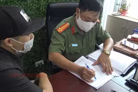 Phòng An ninh kinh tế làm việc tại Văn phòng Công ty TNHH một thành viên ANT Group (Cầu Giấy, Hà Nội) ngày 22/6/2021. Đây là vụ án sử dụng sàn giao dịch ngoại hối Hitoption.net để chiếm đoạt tài sản với hàng chục nghìn người tham gia. (Ảnh: TTXVN phát)