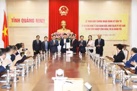 Ông Nguyễn Tường Văn, Phó Bí thư Tỉnh ủy, Chủ tịch UBND tỉnh Quảng Ninh trao Giấy chứng nhận đăng ký đầu tư cho đại diện Công ty Jinko Solar Hong Kong. (Nguồn: quangninh.gov.vn)