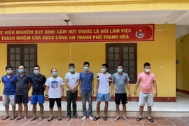 Các đối tượng trong đường dây cá độ bóng đá. (Ảnh: Trịnh Duy Hưng/TTXVN)