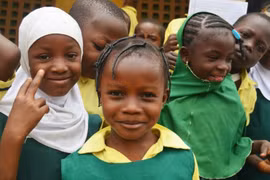 Trẻ em trai và trẻ em gái ở làng Ubang, Nigeria. (Nguồn: odditycentral.com)