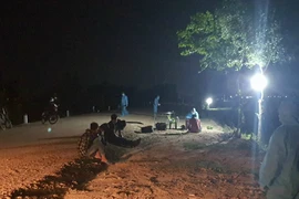 Các đối tượng nhập cảnh trái phép, bị lực lượng biên phòng Tây Ninh bắt giữ. (Ảnh: TTXVN phát)