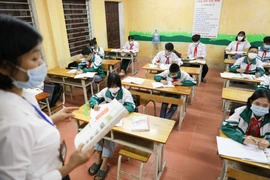 Ngày đầu tiên học sinh lớp 9 trường THCS Thái Hòa, huyện Ba Vì đi học trực tiếp trở lại . (Ảnh: Thanh Tùng/TTXVN) 