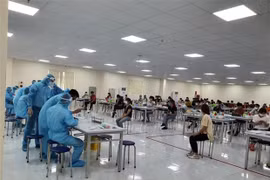 Cán bộ quân y Viện Quân y 110 lấy mẫu xét nghiệm cho công nhân Công ty Vina Solar ở Khu công nghiệp Vân Trung, huyện Việt Yên, tỉnh Bắc Giang. (Ảnh: TTXVN phát) 
