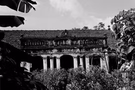 Ngày 18 và 19/12/1946, Ban Thường vụ Trung ương Đảng đã họp hội nghị tại Vạn Phúc (Hà Đông), quyết định phát động toàn quốc kháng chiến. Trong ảnh: Ngôi nhà ở làng Vạn Phúc, nơi Chủ tịch Hồ Chí Minh viết Lời kêu gọi Toàn quốc kháng chiến. (Ảnh: TTXVN)