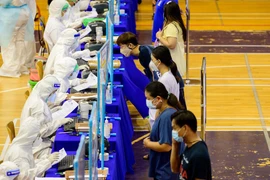 Người dân đăng ký xét nghiệm COVID-19 tại Bangkok, Thái Lan, ngày 17/4/2021. (Ảnh: AFP/TTXVN)