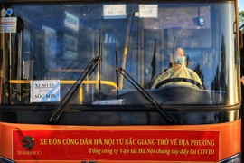 Tổng công ty vận tải Hà Nội chuẩn bị phương tiện, lái xe và cán bộ điều hành sẵn sàng thực hiện vận chuyển người dân từ thị trấn Nếnh (huyện Việt Yên, tỉnh Bắc Giang) về trung tâm y tế các quận, huyện, thị xã trên địa bàn Hà Nội. (Ảnh: Thành Đạt/TTXVN) 
