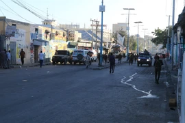 Lực lượng an ninh được triển khai gần hiện trường một vụ đánh bom ở Mogadishu, Somalia ngày 31/1/2021. (Ảnh: THX/TTXVN)