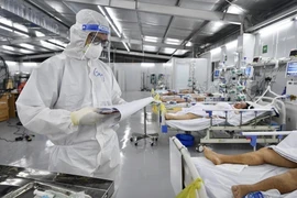 Bên trong phòng cấp cứu bệnh nhân COVID-19 nặng của Trung tâm Hồi sức tích cực COVID-19 bệnh viện Việt Đức tại Bệnh viện Dã chiến 13 (huyện Bình Chánh, TP.HCM). (Ảnh: TTXVN phát)