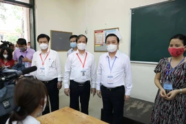 Bộ trưởng Bộ Giáo dục và Đào tạo Nguyễn Kim Sơn kiểm tra tại điểm thi trường THPT Chu Văn An (Hà Nội). (Ảnh: Thanh Tùng/TTXVN)