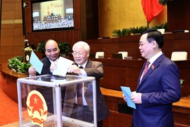 Tổng Bí thư, Chủ tịch nước Nguyễn Phú Trọng và các lãnh đạo Đảng, Nhà nước bỏ phiếu miễn nhiệm Thủ tướng Chính phủ. (Ảnh: TTXVN)