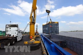 Bốc xếp hàng hóa tại cảng Tân Cảng-Thốt Nốt. (Ảnh: TTXVN)