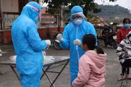 Lấy mẫu xét nghiệm SARS-CoV-2 cho người dân tại xã Hưng Đạo, thành phố Chí Linh chiều 28/1. (Ảnh: Mạnh Minh/TTXVN)