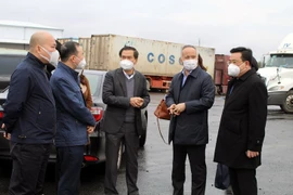 Đoàn công tác Bộ Công thương đi thực tế tại khu vực cửa khẩu Móng Cái. (Ảnh: TTXVN phát) 