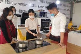 Người tiêu dùng tham quan và trải nghiệm mua sắm tại hội chợ. (Ảnh: Phương Anh/TTXVN) 