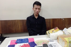 Đối tượng Nam cùng tang vật tại cơ quan Công an. (Ảnh: TTXVN phát)