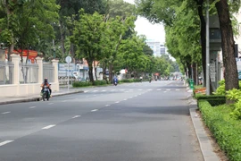 Đường Nguyễn Thị Minh Khai, đoạn qua Quận 3 vắng vẻ trong ngày thực hiện Chỉ thị 16/CT-TTg của Thủ tướng Chính phủ. (Ảnh: Trần Xuân Tình/TTXVN)