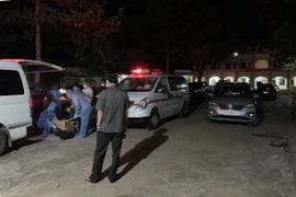 Lực lượng chức năng kiểm tra một vụ ôtô chở người nhập cảnh trái phép. (Ảnh: TTXVN phát)