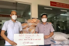 Đại diện nhóm Bếp từ thiện Nhà B ủng hộ thực phẩm đến Ủy ban Mặt trận Tổ quốc Việt Nam phường An Phú (thành phố Thủ Đức, Thành phố Hồ Chí Minh). (Ảnh: Hồng Giang/TTXVN)