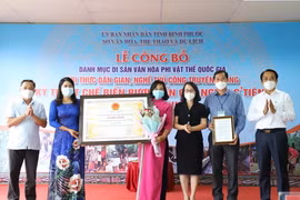 Trao chứng nhận Kỹ thuật chế biến rượu cần của người S’tiêng Bình Phước là Di sản Văn hóa phi vật thể quốc gia. (Ảnh: K GỬIH/TTXVN)