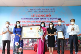 Trao chứng nhận Kỹ thuật chế biến rượu cần của người S’tiêng Bình Phước là Di sản Văn hóa phi vật thể quốc gia. (Ảnh: K GỬIH/TTXVN)