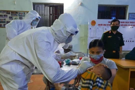 Lực lượng y, bác sỹ lấy mẫu xét nghiệm SARS-CoV-2 cho người dân tại xã Mão Điền, huyện Thuận Thành, tỉnh Bắc Ninh. (Ảnh: TTXVN) 