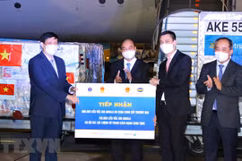 Chủ tịch nước Nguyễn Xuân Phúc chứng kiến lễ tiếp nhận tượng trưng 1,05 triệu liều vaccine Abdala của Cuba. (Ảnh: Nguyễn Điệp/TTXVN) 