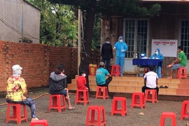 Trung tâm Y tế huyện Bù Gia Mập lấy mẫu xét nghiệm người dân trong khu phong tỏa thôn Bình Hà 2. (Ảnh: TTXVN phát)