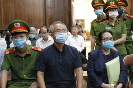 Bị cáo Nguyễn Thành Tài (trái), nguyên Phó Chủ tịch UBND Thành phố Hồ Chí Minh và bị cáo Dương Thị Bạch Diệp (phải), Giám đốc Công ty Trách nhiệm hữu hạn Bất động sản Diệp Bạch Dương tại phiên tòa ngày 15/3. (Ảnh: Thanh Vũ/TTXVN)