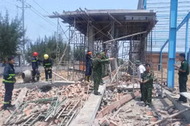 Hiện trường vụ sập nhà xưởng tại Công ty Trách nhiệm hữu hạn Bo Hsing (Vĩnh Long) làm 7 người chết và 1 người bị thương. (Ảnh: Lê Thúy Hằng/TTXVN))