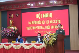 Đại tướng Phan Văn Giang, Bộ trưởng Quốc phòng phát biểu tại hội nghị tiếp xúc cử tri Thái Nguyên. (Ảnh: Trần Trang/TTXVN)