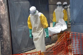 Ảnh tư liệu: Nhân viên y tế chuyển thi thể bệnh nhân tử vong do nhiễm virus Ebola ở Conakry, Guinea, ngày 8/3/2015. (Ảnh: AFP/TTXVN)