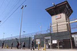 Bên ngoài trung tâm giam giữ của Mỹ tại Vịnh Guantanamo, Cuba. (Ảnh: AFP/TTXVN)