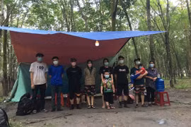 Các đối tượng nhập cảnh trái phép từ Campuchia về Việt Nam bị bắt giữ. (Ảnh: Hồng Ánh/TTXVN phát)