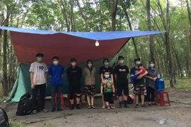 Các đối tượng nhập cảnh trái phép từ Campuchia về Việt Nam bị bắt giữ. (Ảnh: Hồng Ánh/TTXVN phát)