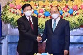 Chủ tịch nước Nguyễn Xuân Phúc hội kiến Tổng Bí thư, Chủ tịch nước Lào Thongloun Sisoulith. (Ảnh: Thống Nhất/TTXVN) 