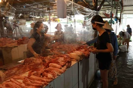Chợ Nam Trung Yên (phường Trung Hoà, quận Cầu Giấy) cung cấp khoảng 28 tấn rau, quả, thịt, cá... phục vụ nhu cầu tiêu dùng hằng ngày của người dân. (Ảnh: Vũ Sinh/TTXVN) 