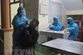 Lấy mẫu xét nghiệm SARS-CoV-2 tại thành phố Uông Bí. (Ảnh: TTXVN phát)