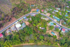 Khúc cua tay áo tại vị trí tiềm ẩn tai nạn giao thông thuộc Km220 trên Quốc lộ 6, huyện Yên Châu, tỉnh Sơn La. (Ảnh: Hữu Quyết/TTXVN)