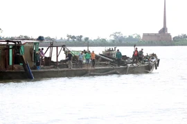 Tàu trục vớt chiếc thuyền bị nạn. (Ảnh: Trần Hoàng Ngọc/TTXVN)