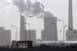Khói bốc lên tại một nhà máy ở Bắc Kinh, Trung Quốc. (Nguồn: AFP/TTXVN)