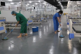 Vệ sinh Phòng điều trị bệnh nhân tại Trung tâm hồi sức tích cực, Bệnh viện dã chiến số 14. (Ảnh: Xuân Tình/TTXVN) 