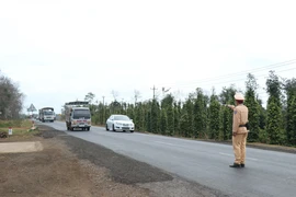 Lực lượng cảnh sát giao thông tỉnh Đắk Lắk kiểm soát giao thông trên quốc lộ 26, đoạn qua huyện Krông Pắc. Ảnh minh họa. (Ảnh: Tuấn Anh/TTXVN)